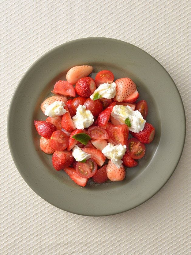 いちごとブッラータのカプレーゼ