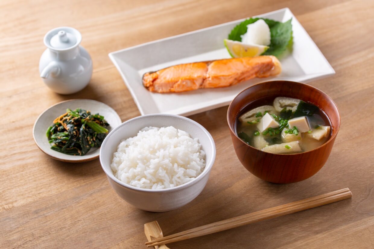 パンプレートな朝ごはん♡朝ごはん献立＊塩パン ＊ごぼうとレンコンのサラダ ＊野菜サラダ ＊目玉焼きと焼きベーコン＊ふんわりたまごとのたまねぎスープ ＊コンブチャライブドアインスタブロガーフーディーテーブル簡単レシピ時短レシピ節約レシピ