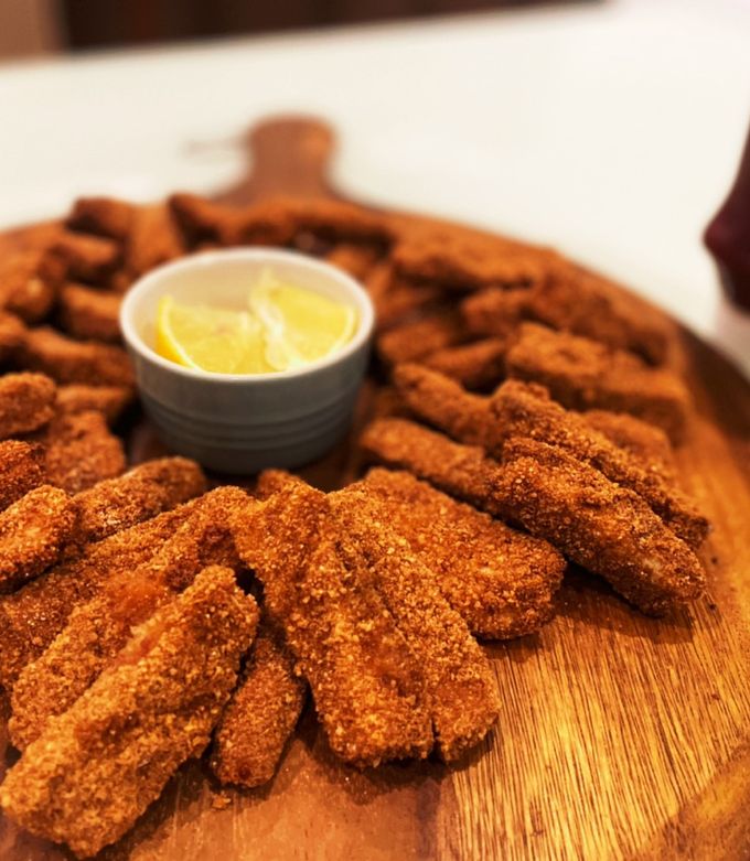 フィッシュフィンガーマッシュドエンドウ豆とチップスフライドポテト伝統的な英国のファストフード - 魚のストックフォトや画像を多数ご用意 - 魚, 指,魚介類 - iStock