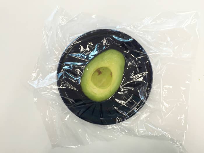 切った後でも大丈夫！かたいアボカドをカンタンにやわらかくする方法！ - トクバイニュース