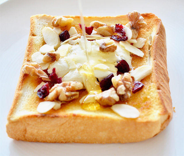 甘酸っぱさがクセになる!はちみつたっぷりレモンチーズトースト