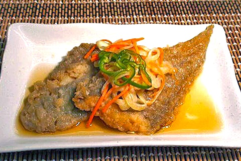 ヒラメを熟成させて旨みを増す“技あり丼”1000円。陸奥湊駅前・みなと食堂「ヒラメの漬け丼」 : ワンコイン的食べ歩き生活