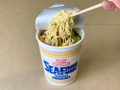 シーフードヌードルをカルボナーラ風にアレンジ