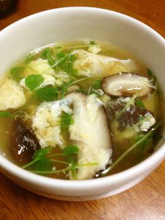 栄養満点&簡単 豆苗と卵とサラダチキンのスープ