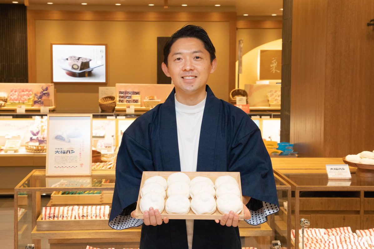 千秋庵総本家 宝来町本店 リニューアル記念 「苺大福」販売のお知らせ ―――――――――――――――――――― 数量限定 「苺大福」１個 税込380円千秋庵総本家こだわりの自家製あん 小豆こしあん 入りの大福で、旬の苺を包みました。 柔らかながらコシのある餅と、やさしいあんの甘さが