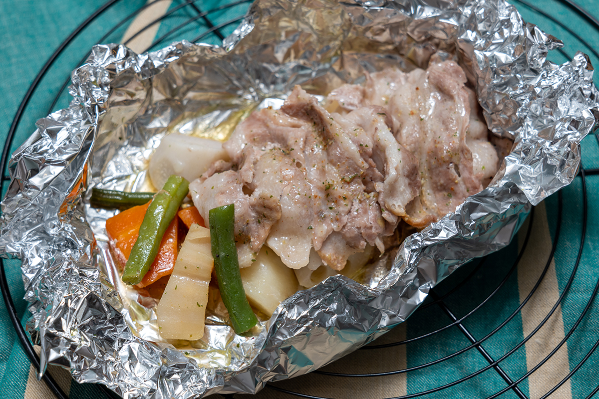 なすと豚バラ肉のホイル焼き, 茄子に豚バラ肉と大葉を挟んで, ごま油・塩胡椒をふりふり, ホイルに包んで焼くだけ,焼き目が付いたら上からホイルで包んでね, 仕上げはもちろん, @ureshino_lab_official ,黒にんにくレストランぽん酢 ,美味い😋,辻製油,うれし野ラボ,うれし野ラボのフレーバーオイル ,うれし野ラボ公式アンバサダー ,