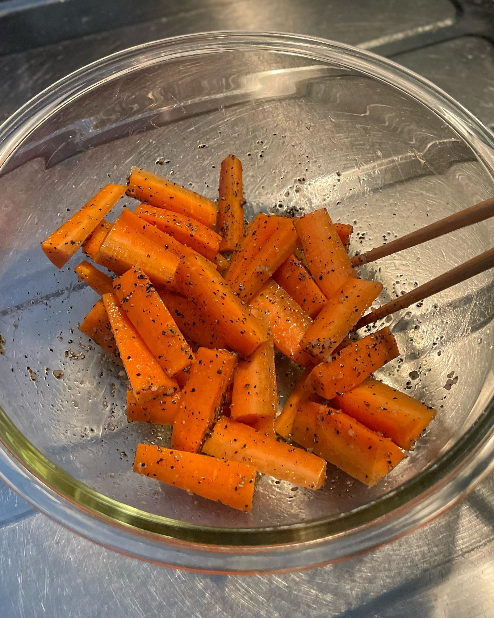 人参をオーブンでじっくり焼くと甘くてほんとに美味しい☺️ でも👨‍🍳が唯一苦手な食べ物が人参だから、たぶん殆ど私が食べることになるかな🥕笑菜の花の辛子和えも辛子をガツンと効かせました🙆‍♀️お弁当おかず作り置きつくりおき 作り置きおかず 和食お弁当
