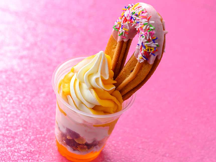 ヴァネロペのスイーツ・ポップ・ワールド❤️ カラフルで甘〜いスイーツ✨ オムレットロール、1人で食べきれないほどのボリュームでびっくり😂 ちょこっと スイーツを楽しむなら、ラズベリーホイップサンドがちょうど良いかも! ヴァネロペのスウィーツポップワールド