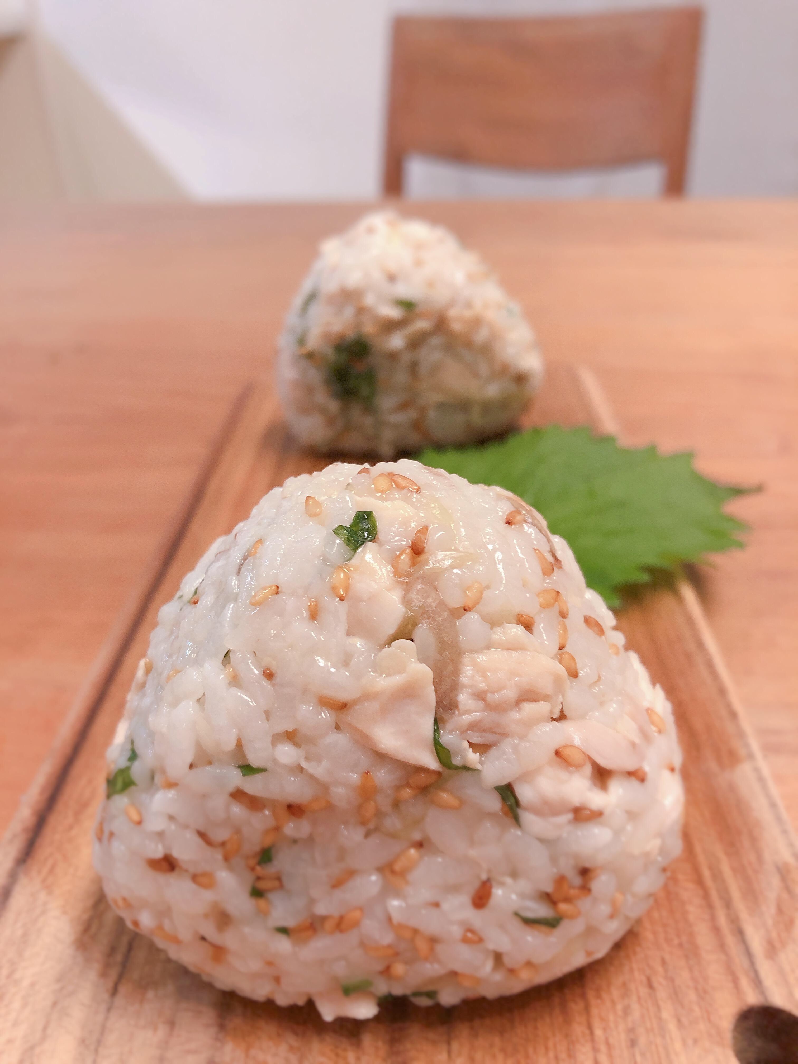 サラダチキンと梅のおにぎり
