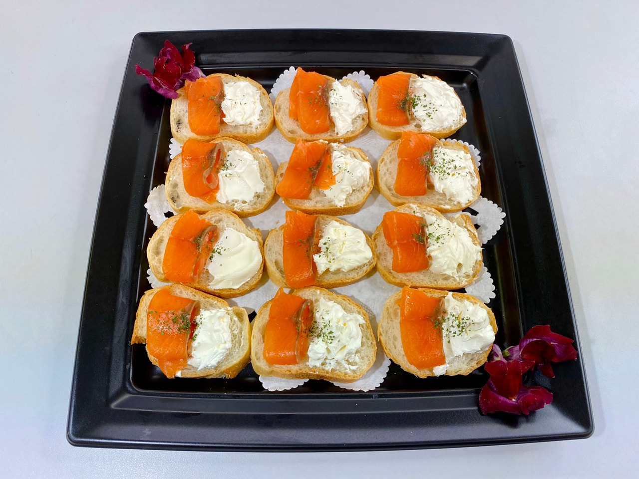 サーモンクリームチーズの洋風サラダ巻き業務用寿司ネタの仕入れ・通販は Sushi Biz スシビズ