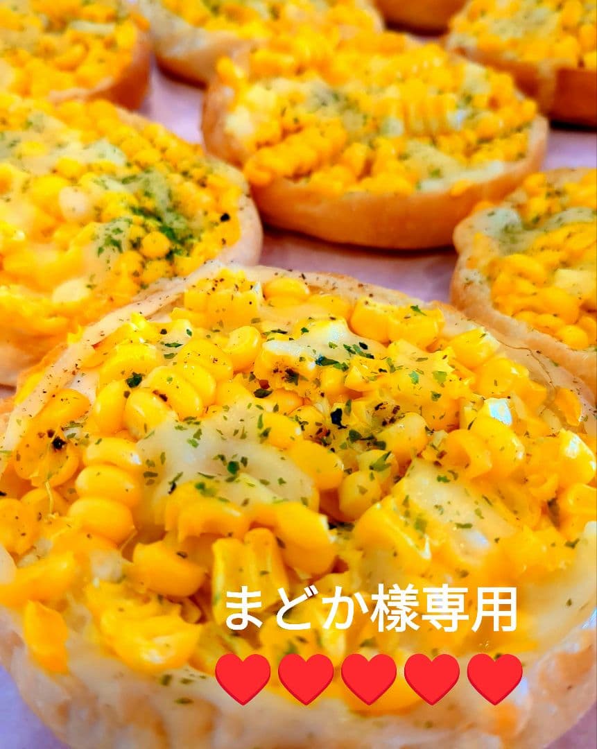 オーブントレイに乗った焼き立てパンの写真素材247216413- イメージマート