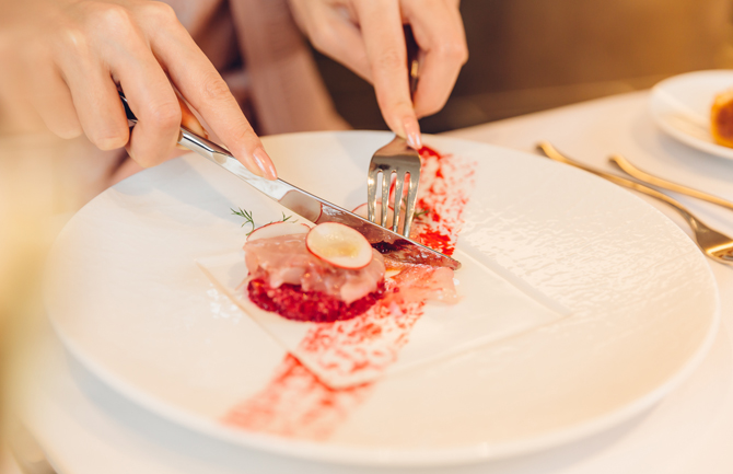 アミューズの食べ方 手で食べるもの フォークを使うもの スプーンを使うもの お料理によって 使い分けます。 グラスなどは 持ち上げて良いですし日本で食べるフレンチなどは 日本式で食べても マナー違反ではないと思います。 お箸を使いたければ 伺ってみるのも 有り