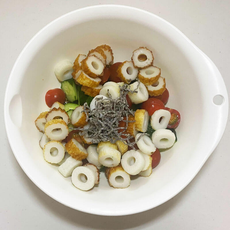 娘レシピを逆輸入 夏野菜で作り置き 「きゅうりとミニトマトの塩昆布和え」 きゅうり 2本 ミニトマト 10個 塩昆布 3つまみ位 ごま 適宜エサンテ油 お好み量 ①きゅうりは乱切りにする ミニトマトは半分にカット ボウルに入れて、塩昆布、ごま、エサンテ油で合える