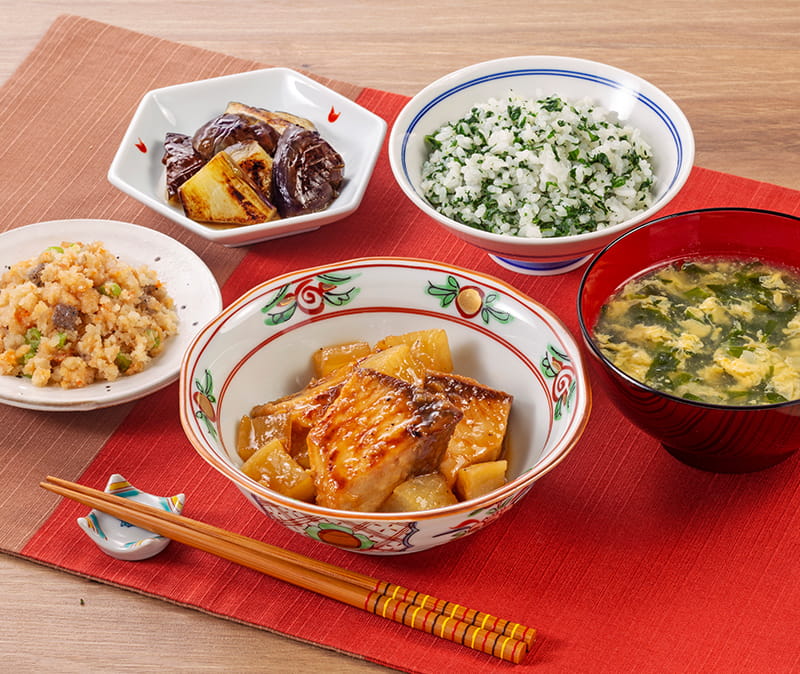 + ぶり大根 + 玉子焼き + 蛇腹きゅうり + 白米ご飯 + 新玉ねぎと小松菜の味噌汁 + 甘夏 ② レンチンした大根を使ったぶり大根。時短で美味しい☺️おうちご飯献立記録てづくりごはん和食ご飯和食日本食ぶり大根蛇腹きゅうり玉子焼き甘夏器を