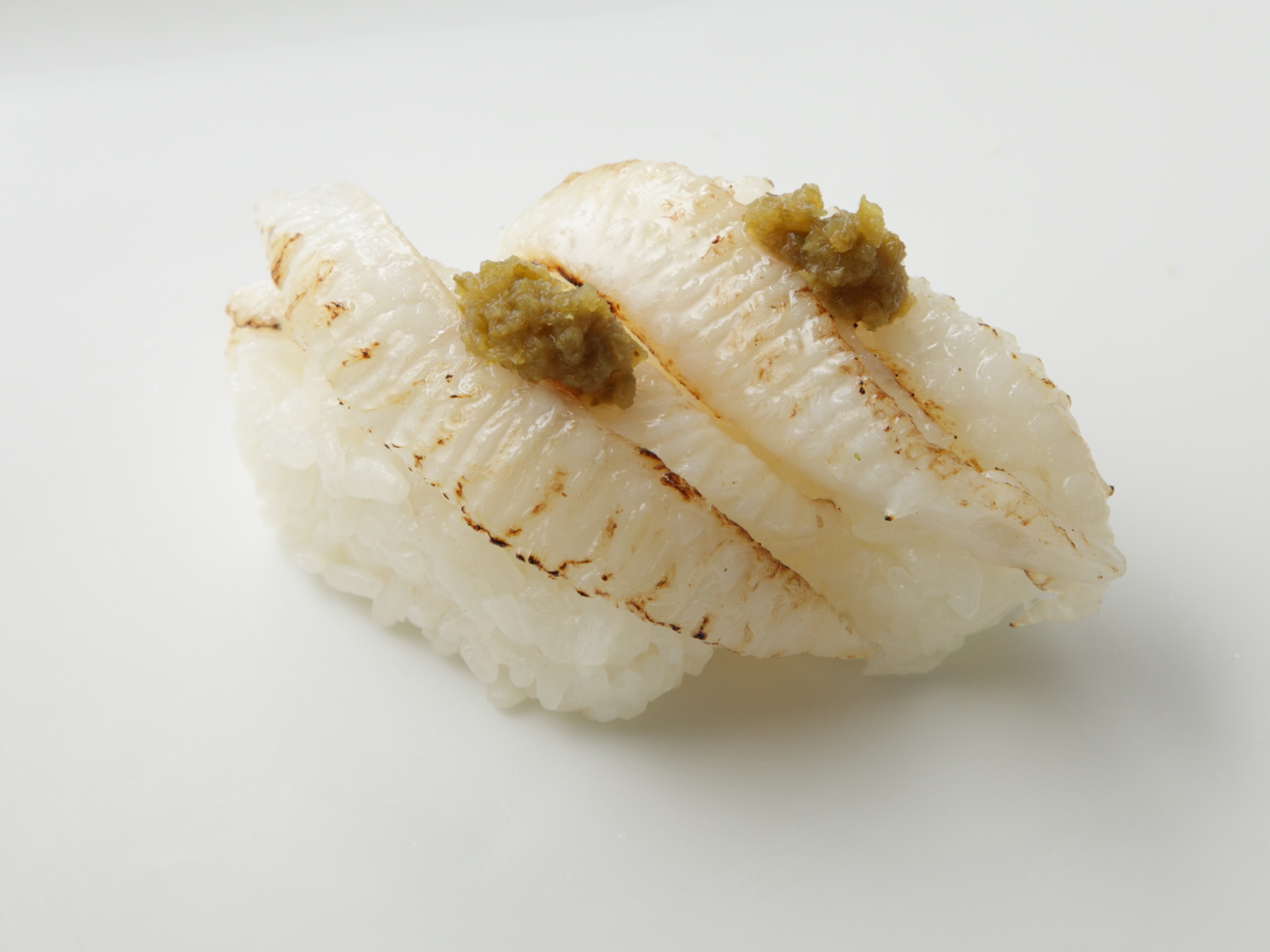 グランドメニューご紹介今日ご紹介するのは かれいのえんがわ炙り です!!!🍣 がってん寿司では、カラスガレイのえんがわ3センチ幅のものを使用しております🐟✨️🌊「えんがわ」名前の由来🌊 えんがわとは魚の名前ではなく、魚の部位の総称で、主にヒラメやカレイの