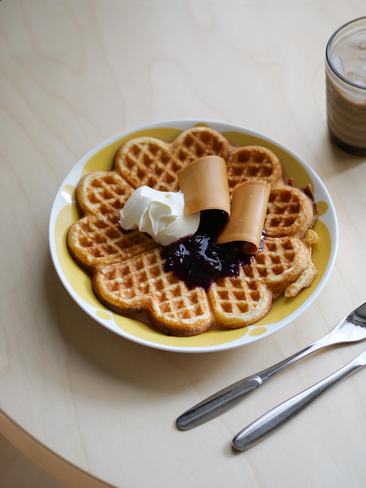 FUGLEN ASAKUSA⁡ ノルウェーの定番朝ごはん ノルウェーワッフルを浅草で𖠚𖡼 ⁡ ❀ノルウェーワッフル 440円 追加トッピング❀アイス210円 ❀キャラメルソース110円 ❀ブラウンチーズ、サワークリームジャム 650円 ※提供時間9：00～18：00 ⁡カリッともっちりとした