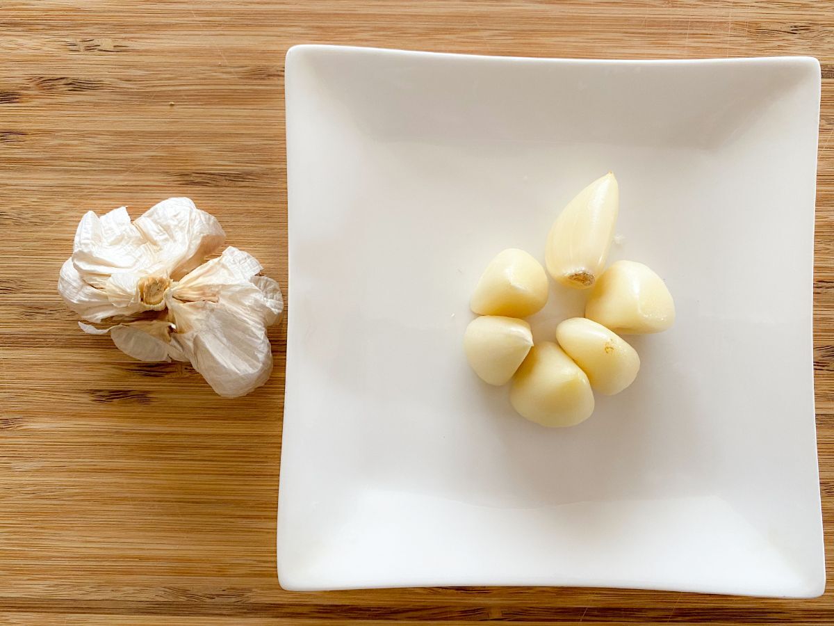 裏ワザ にんにくの皮むきとみじん切りの裏技 面倒なにんにくの皮むきと、細かくみじん切りをする裏技。イライラせずに、安全にできる方法を詳しく紹介しています。にんにくにんにくの皮むきみじん切り切る裏ワザ裏技レシピ料理時短簡単レシピ時短