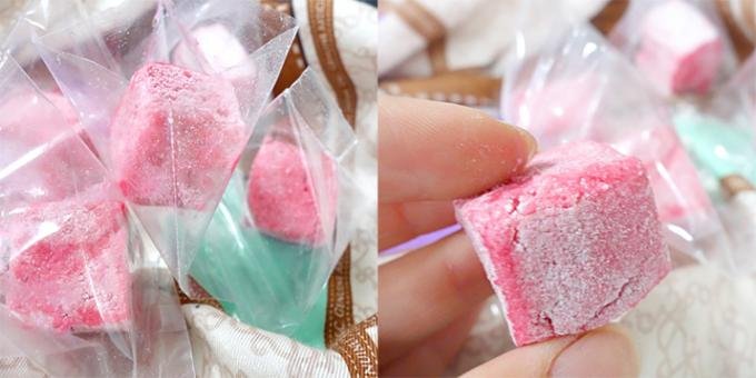 お菓子と一緒にピンクのプレゼント無料写真