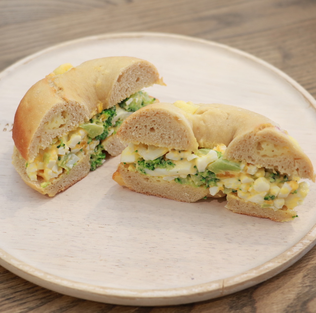 ☀️朝ごはん☀️モーニングプレートハムとチーズのサンドイッチベリーベリーヨーグルト新玉ねぎの丸ごとスープゆで卵ブロッコリー人参ジュースバナナ野菜サラダ玉ねぎゆで卵ヨーグルト冷凍ブルーベリー苺はちみつ人参ニンニク