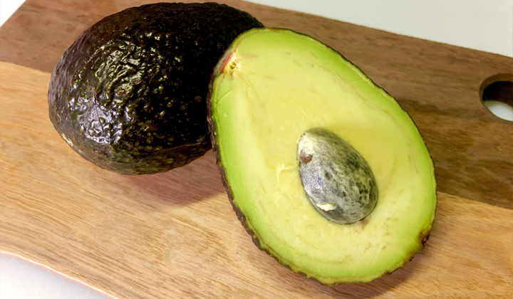 野菜ソムリエがアボカドの食べごろを解説。見分け方の決め手は色、硬さ、ヘタ！ - macaroni