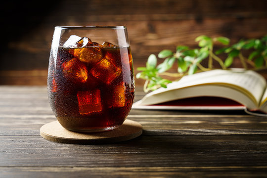 無料・商用利用OKのベクター素材 アイスとホットコーヒーのイラストベクターシェルフ