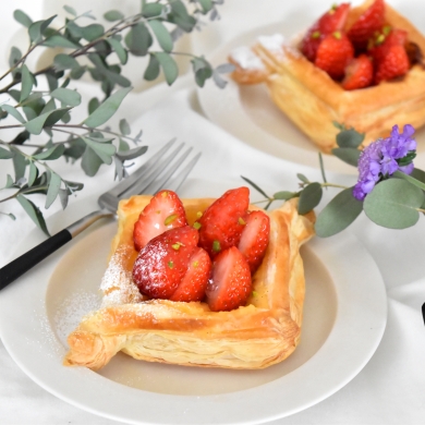 冷凍パイシートで簡単♪チーズクリームといちごが相性抜群！『いちごとマスカルポーネクリームのパイ』のレシピ・作り方 -ちょこっと学べるレシピサイト『なるほど食堂』