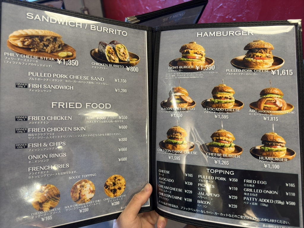 ダイナーのメニュー表更新中です。 サイドメニューとディナーメニュー、そしてデザートがすこーし変わって見やすくなっております。 昼でも頼めますがサイド メニューのアボカドベーコンと自家製ベーコンのポテサラがお酒のあてにオススメです。irukandjiイルカンジ