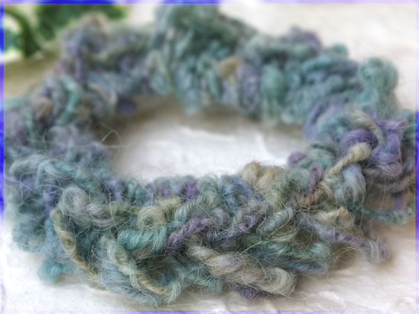 🎶🧵 かぎ針なしで編めちゃう「指あみシュシュ」🎶🧵, 編み物って難しいって思っていませんか？🤔,この指あみシュシュは、本当に簡単で、初心者さんも楽々トライできますよ😊✨, 🧶 必要なもの:, お好みの毛糸, 髪ゴム, ハサミ,糸通し用の針 あれば , 保存して、色々な毛糸で何個でも作ってみてください💕, どんなカラーで作りますか？コメントで教えてね👀,手作りシュシュ指あみ