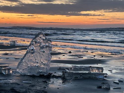 氷の輪 黄金色 ジュエリーアイス「上陸」 豊頃全国郷土紙連合