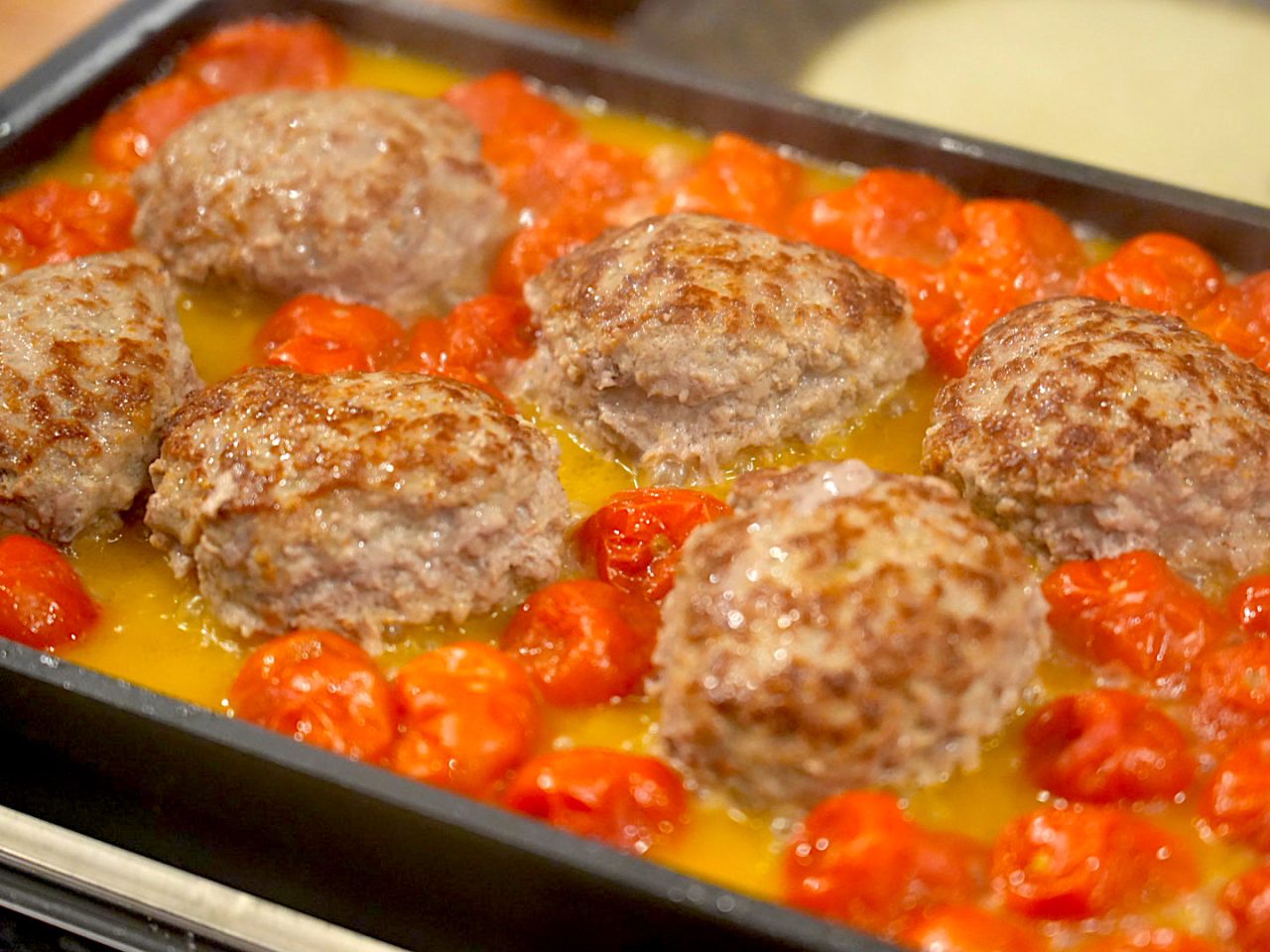 松屋＆松のや🍅トマトハンバーグが まだ？ あって迷わず注文🎶 今回はテイクアウト 夕飯用 密閉🆗安定感🆗券売機でまずは注文です 2台ありますが 現金払いは1台だけよく見てね 🌸アプリからも事前注文出来ます 一つのお店で2店舗の味を楽しめます松屋