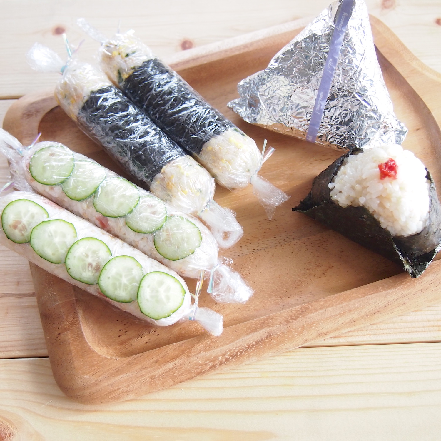 ばくだんおにぎり板海苔一枚を使ってばくだんおにぎり♬ 作り方は丸徳海苔公式YouTubeで見れます♪ おすすめの焼きのりは「青混焼きのり」or「岩のり品種混焼きのり」°˖✧◝ ⁰▿⁰ ◜✧˖° 青混は青のりの混ざった香ばしさが特徴の焼きのり♡ 岩混は、岩のり品種の