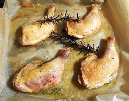 シンプルながら絶品！骨付きもも肉のオーブン焼きレシピ。下処理方法も必見 - macaroni