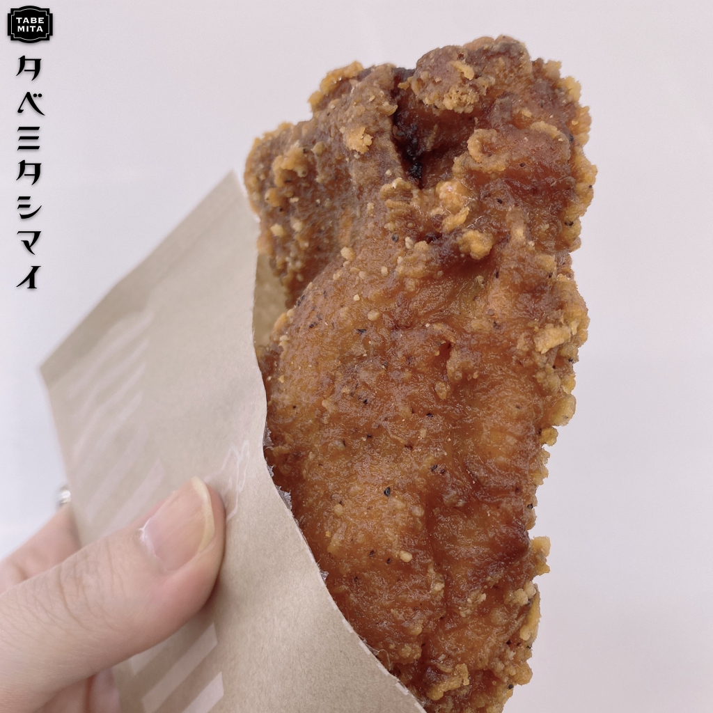 黒いパリチキ 黒トリュフ塩味 ローソン 真っ黒な見た目とは違って上品な味わいのチキンです!!いぬきちのコンビニ飯