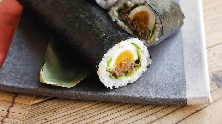 写真映え抜群！恵方巻きのおしゃれな盛り付け方。食べ方のポイントも - macaroni