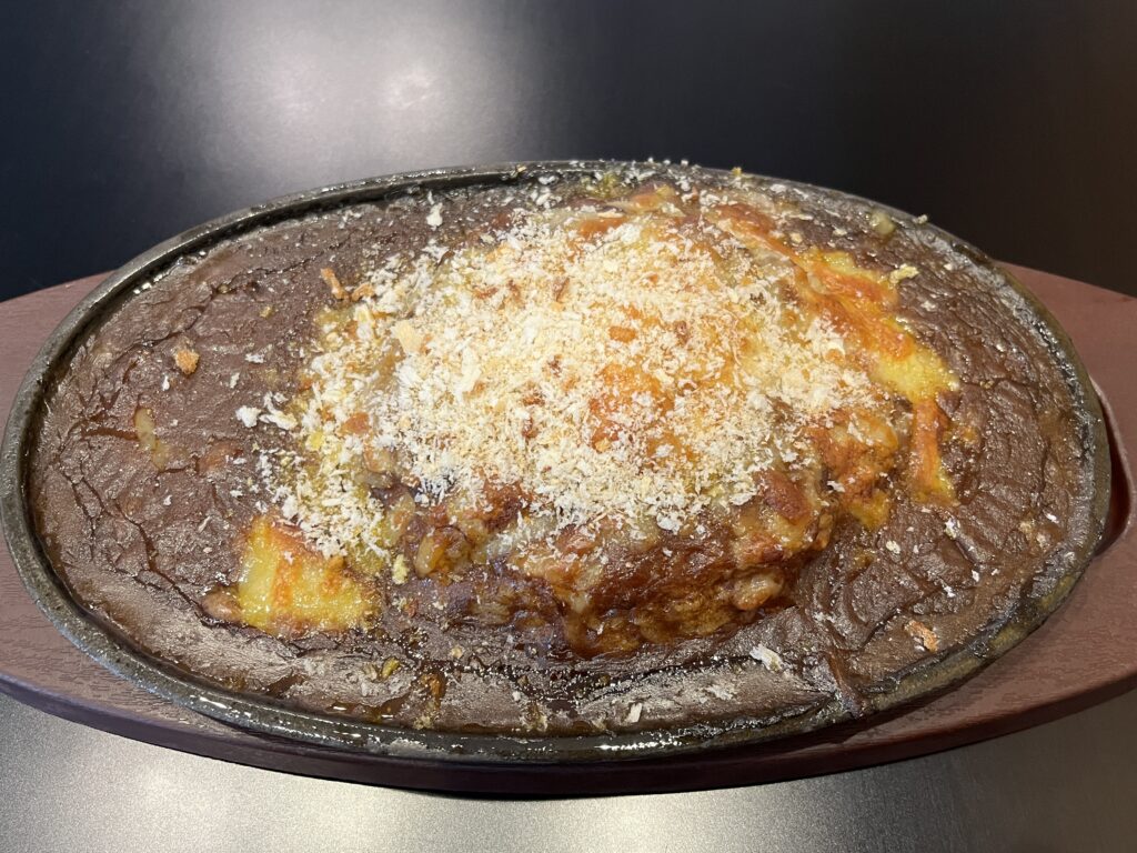 ＼8月1日 金 W新登場！ , 🍛 石窯焼きカレー , 🍝 石窯焼きカレー生パスタ , BONGOからついに登場✨,人気の「デミ玉ロコモコ」と焼きカレーが夢のコラボ🍳, 石窯で香ばしく焼き上げたカレーに、とろ〜りチーズがとけて たまらないおいしさ🤤, ▶︎ランチはスープ＆サラダ付き♪, そしてもうひとつ！, もちもちの生パスタで楽しむ 石窯焼きカレー生パスタ も仲間入り🍝,