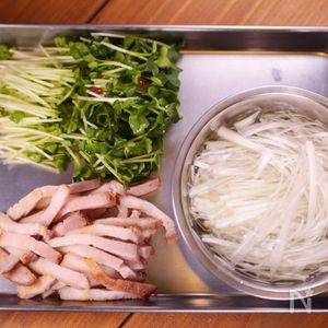 簡単おつまみサラダ！チャーシューと玉ねぎのサラダ