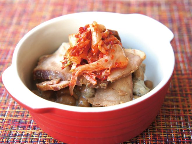 長ねぎの万能野菜だれをかける焼き豚しゃぶ