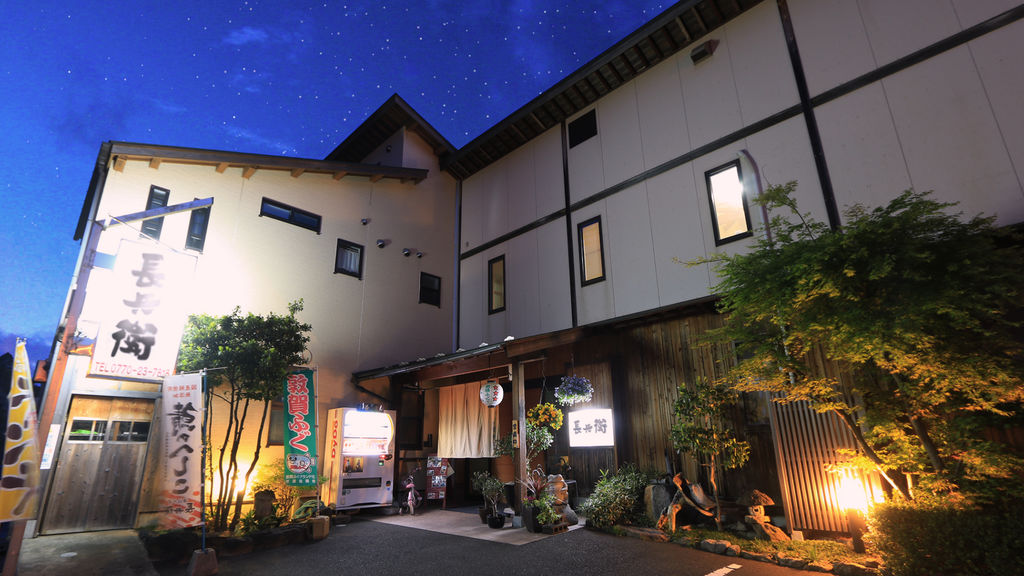 水晶浜の手前にある菅浜海水浴場は遠浅でお子様連れのお客様に安心して楽しんでいただけます。 近くには浜茶屋の代わりに菅浜生協があります。また、海岸と駐車場の間の公園スペースでバーベキューも楽しめ、穴場的なスポットです