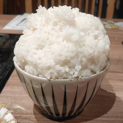 超巨大な『小ライス』！漫画のようなごはんの盛りにお客さんも「え、これ小？」と驚く『オモウマい店』entax エンタックス