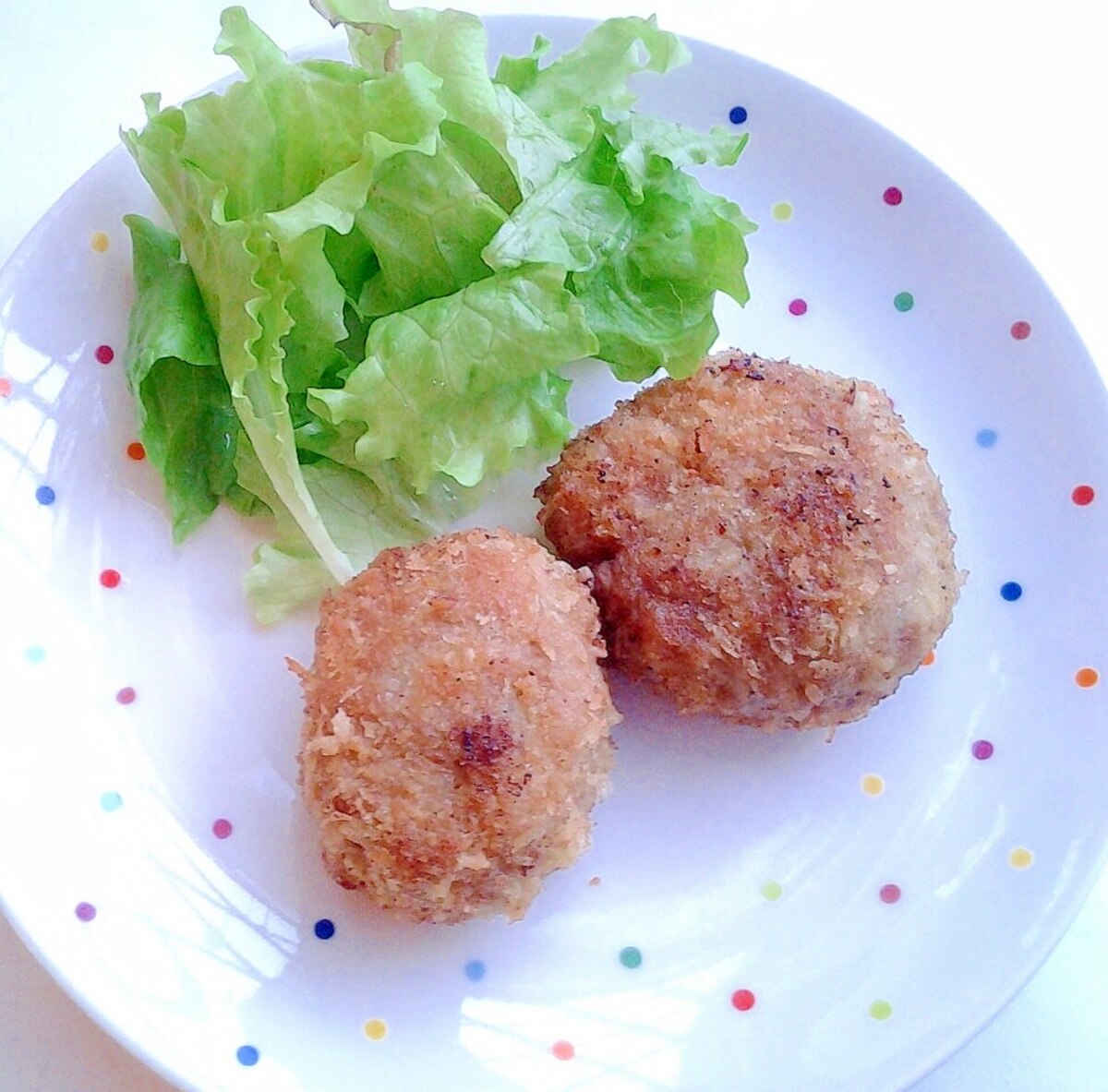 パトリシアハンバーグカツとは！モヤモヤが晴れました。 店員さんにハンバーグカツとメンチカツの 違いとは？と、聞いてみると・肉の内容では無いと！ ⇒両方、豚と牛の合い挽き。 メンチカツは、生肉を揚げる。Instagram