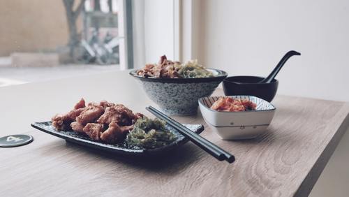 温泉卵の彩りサラダでランチ 低糖質クリームパンとヨーグルトを添えて - 糖質オフのおうちごはん~持病があっても楽しく生きる~