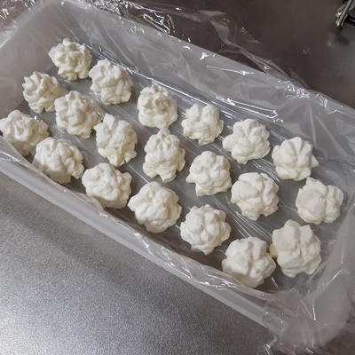 生クリームを冷凍したことある？↓@hayamari.kurashi⇦いいね、フォローお願いします🌷保存していただくと後で見返せます👀,＊＊＊＊＊＊＊＊, 生クリームを絞って冷凍してもいいけど, ズボラの私には絞り袋に入れるのがなぁ〜って, めんどくさい😁,生クリームをクッキングシートに広げて, 冷凍するだけでもできるよ♪, 軽〜い！🍨みたいな感じの食感♡,