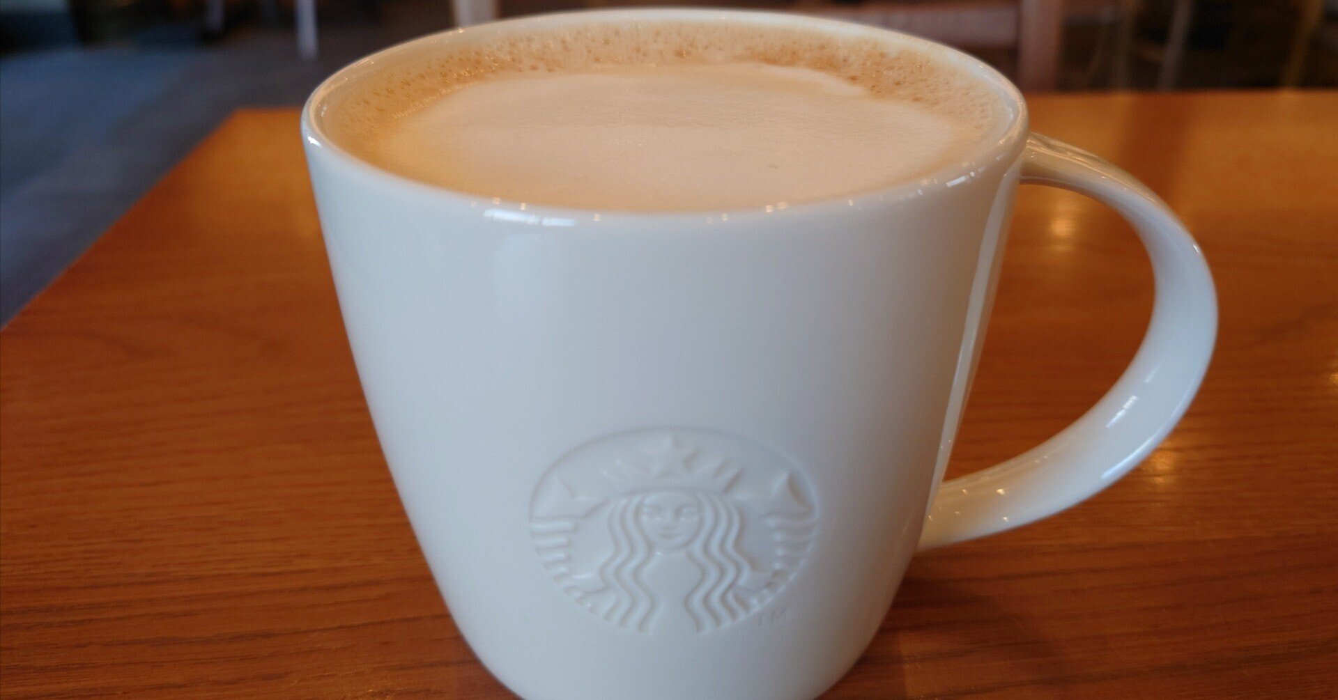 スターバックス 春空ミルクコーヒーフラペチーノとトリプルエスプレッソラテ, 夫に手作りお菓子作ろうとして大惨事した夜、外食して、締めはスタバ。,そこでこの、春空ミルクコーヒーフラペチーノ 夫 とトリプルエスプレッソラテ 私定番 。,ピンクの粒が入ってて、それをつぶすように混ぜてピンクになるという仕掛けらしい。ピンクにするには相当混ぜる必要がある。,美味しかったようです。何より。,