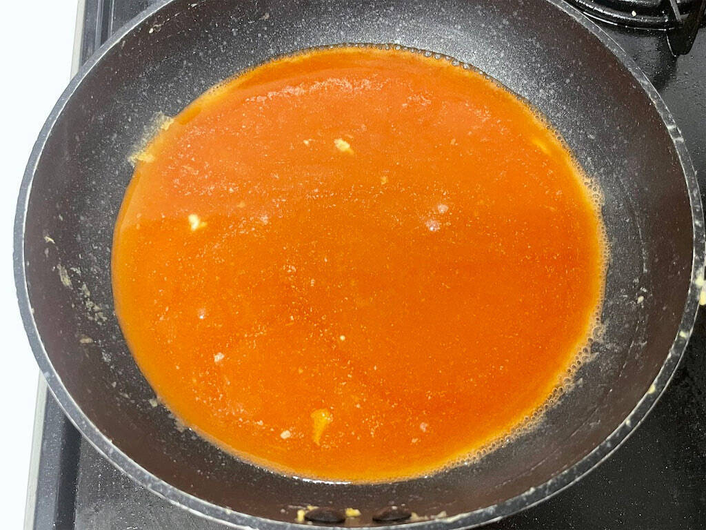 天津飯と半ラーメン、トマトケチャップ味が強い天津飯です。 さて問題です。この店は、何処のチェーン店でしょう