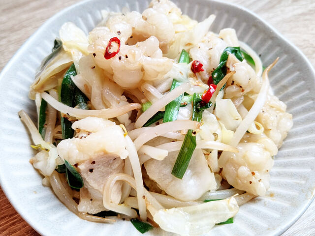 TVで紹介！ 亀山印 キャベツでたべるホルモン焼き 食べ比べ みそ・しお・ピリ辛 各300g ×2p 計6p気仙沼市物産振興協会 宮城県 気仙沼市20565250豚 生モツ ホルモン みそ 味噌 しお 塩 ピリ辛 冷凍マイナビふるさと納税