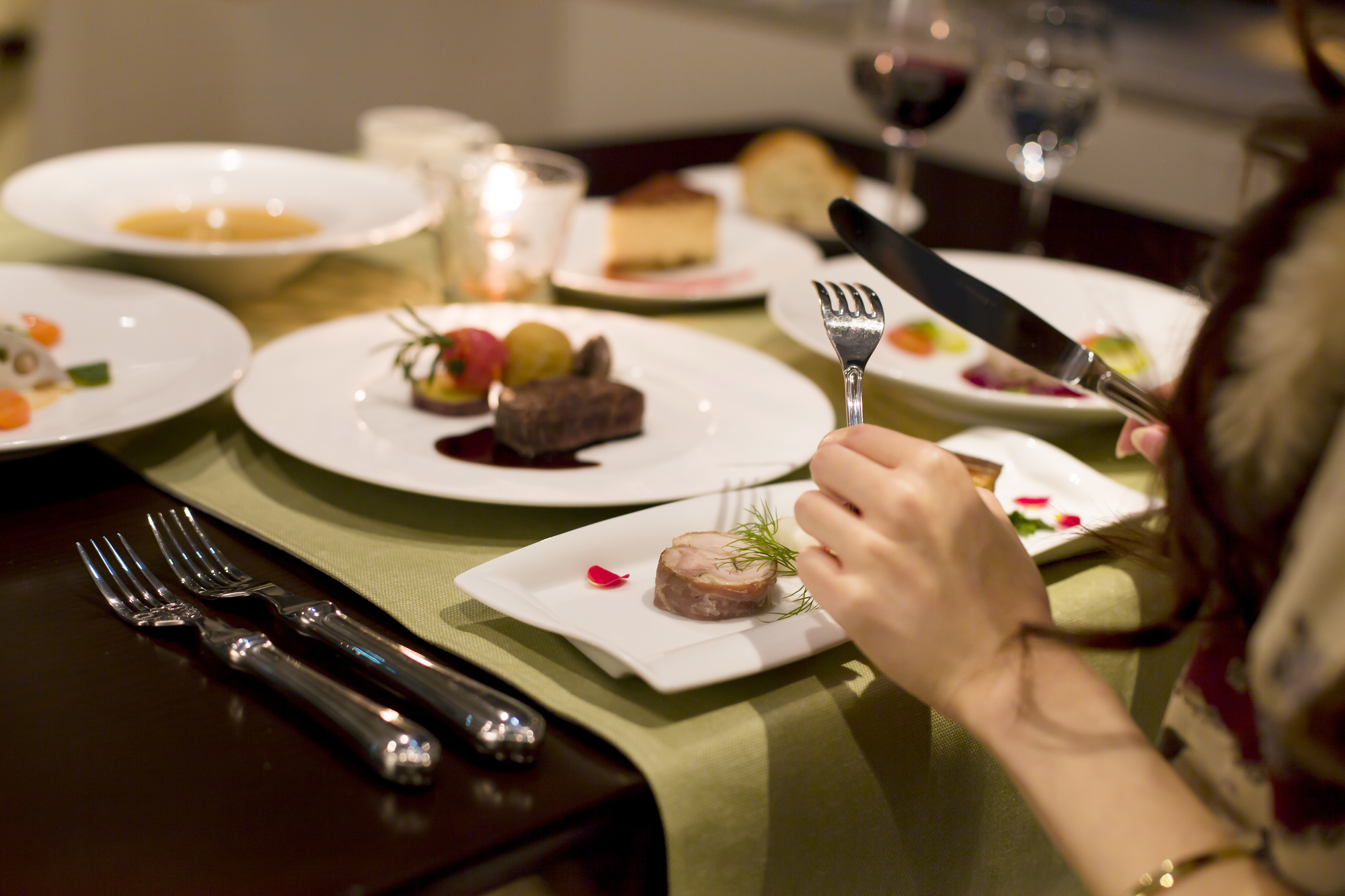 意外と知らない‼︎ 洋食でのライス食べ方 , ⁡, ￣￣￣￣￣￣￣￣￣￣￣￣￣￣￣￣, 西洋料理では, 右手のナイフ、左手のフォークを持ち,料理を切り分けて頂きますよね。, ⁡, ⁡, ⁡, ですが！！, ライスはフォークで刺せない , どうやって食べればいいのでしょう？, ⁡, ⁡,⁡, ライスをフォークの背にのせる？？, あるいは, フォークを右手に持ち替える？？, ⁡, ⁡,