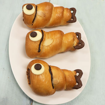 コーヒーと相性抜群！ チョココロネはいかがですか？☕🍫 ふわふわのパン生地に、とろけるチョコクリームがたっぷり。チョコクリームに練り込まれたコーンフレークのザクザク食感がアクセントに✨ 午後のコーヒータイムは チョココロネとコーヒーを楽しみませんか