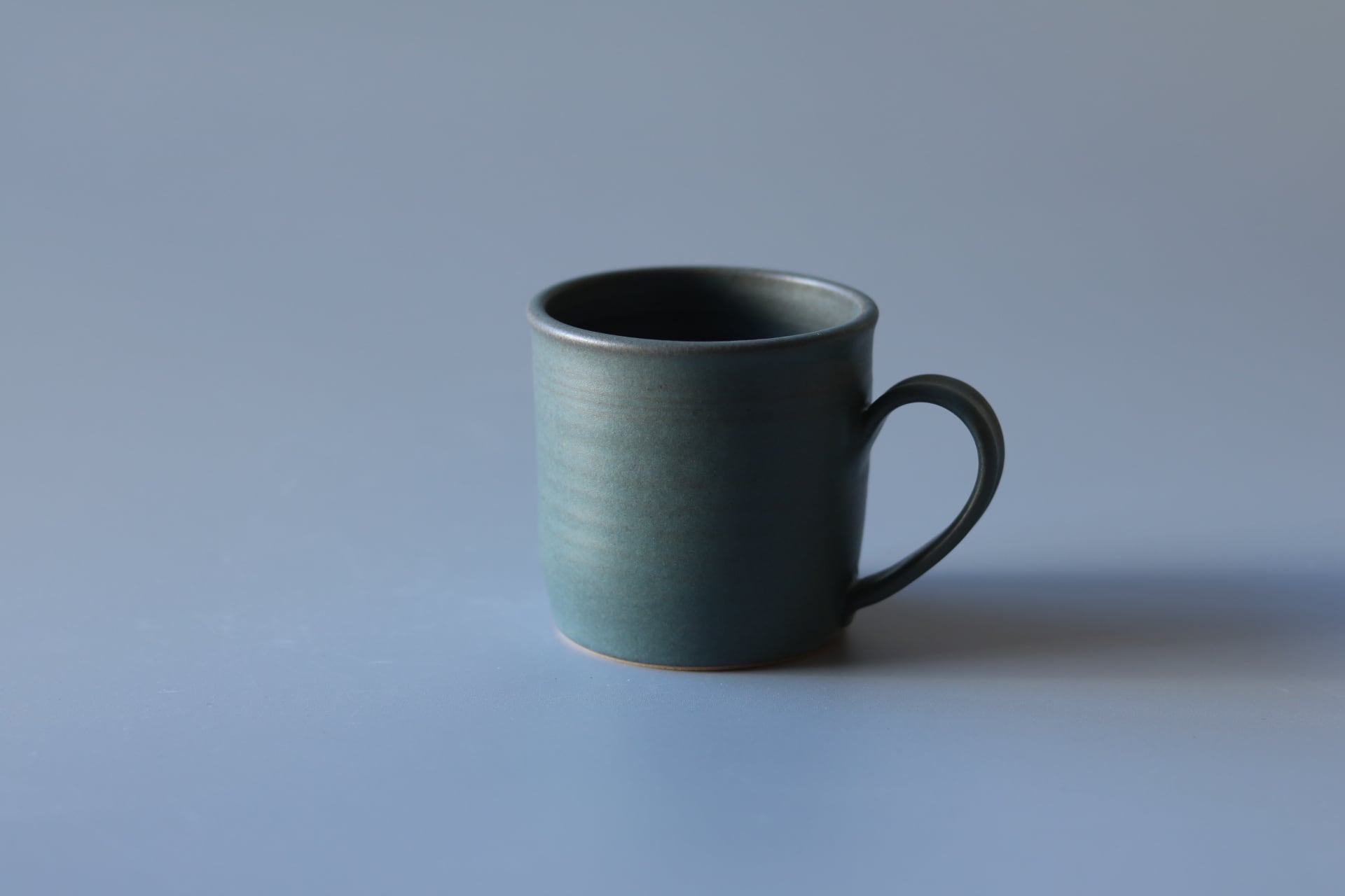 A Majestic Tale クリエイティビティ―から誕生した、デンマーク王国マルグレーテ女王陛下による挿絵 デンマーク王国マルグレーテ女王陛下は、ロイヤルコペンハーゲン創立250周年に際し、アニバーサリーマグの美しい挿絵を描かれたことからも明白なように、素晴らしい