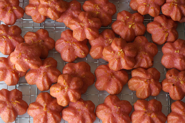 桜クッキーのレシピ。桜の塩漬けを乗せた桜サブレの作り方。 - LIFE.net