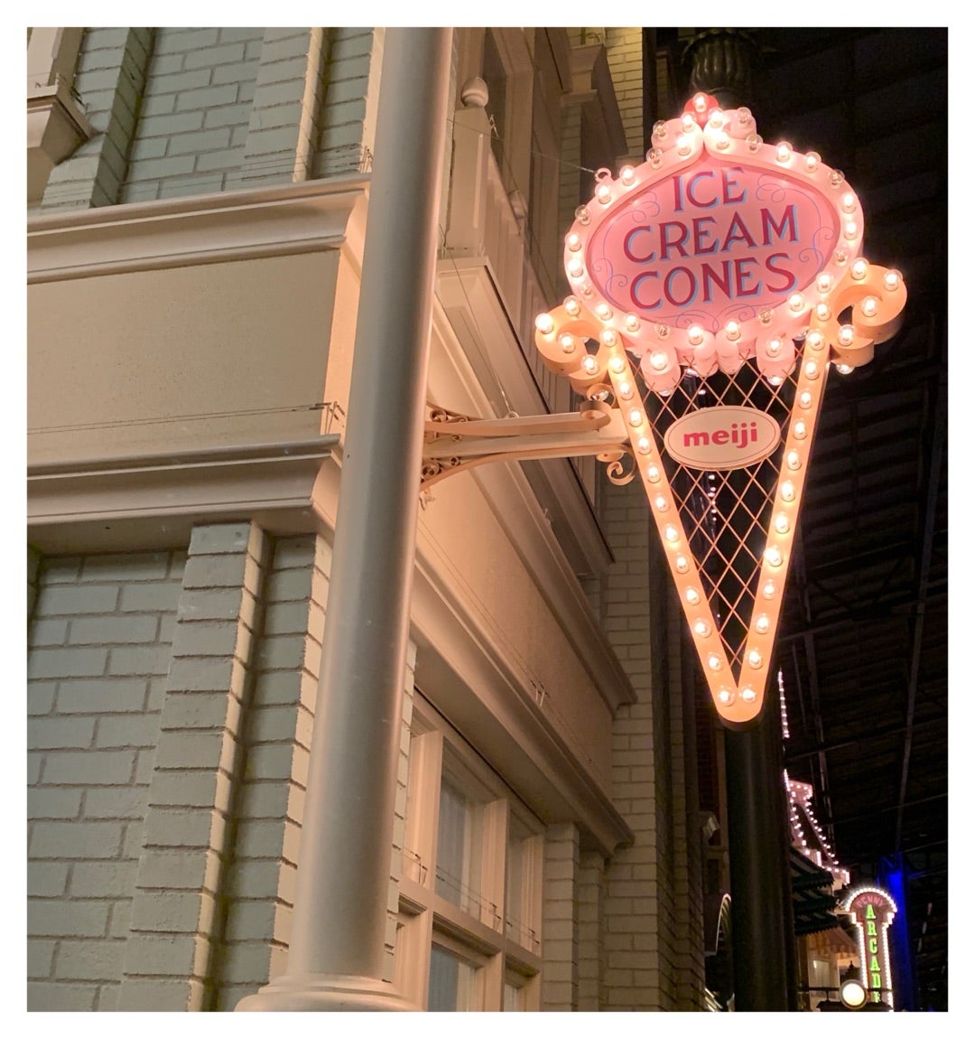 立体的な店頭看板: おしゃれ看板事例